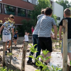 Groene schoolplein reportage in de gemeente Deventer in Overijssel; green schoolyard reportage in the Deventer municipality in Overijssel